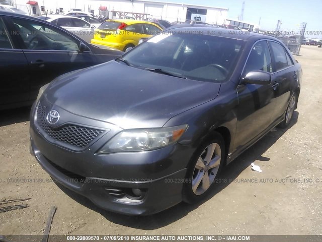 4T1BF3EKXAU003576 - 2010 TOYOTA CAMRY SE/LE/XLE ნაცრისფერი ფოტო 2