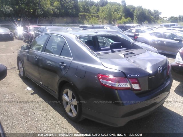 4T1BF3EKXAU003576 - 2010 TOYOTA CAMRY SE/LE/XLE ნაცრისფერი ფოტო 3