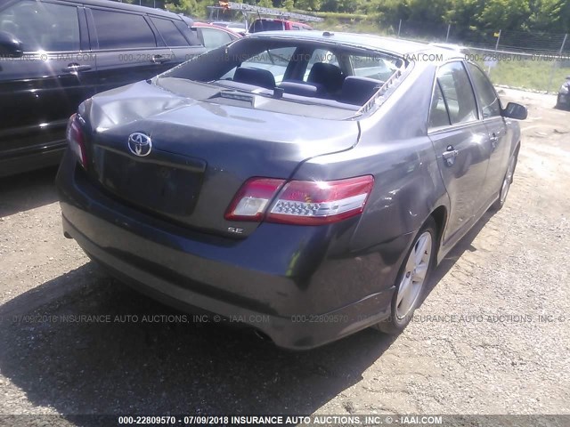 4T1BF3EKXAU003576 - 2010 TOYOTA CAMRY SE/LE/XLE ნაცრისფერი ფოტო 4