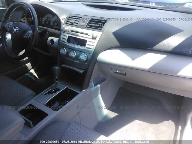 4T1BF3EK5BU228733 - 2011 TOYOTA CAMRY SE/LE/XLE 灰色 照片 5