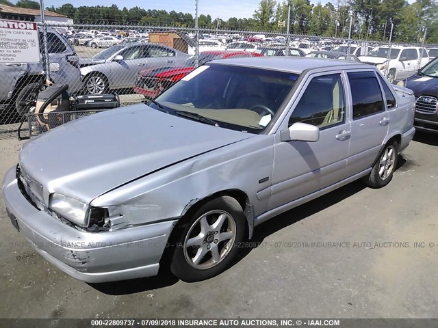 YV1LS5573W1534634 - 1998 VOLVO S70 SILVER photo 2