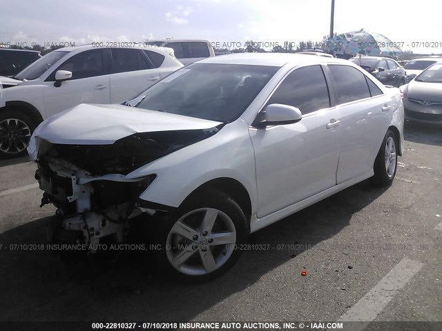 4T1BF1FK7EU461312 - 2014 TOYOTA CAMRY L/SE/LE/XLE 白色 照片 2