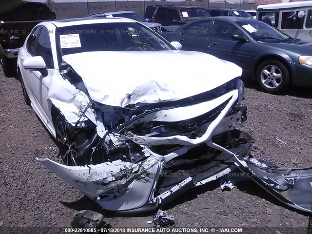 4T1B21HK4JU001625 - 2018 TOYOTA CAMRY HYBRID/LE/XLE/SE WHITE photo 6