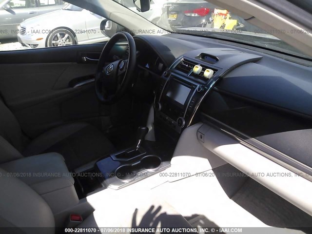 4T1BD1FK4DU096737 - 2013 TOYOTA CAMRY HYBRID/LE/XLE 灰色 照片 5