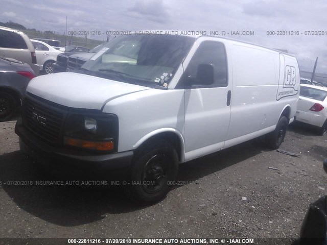 1GTW7GCA2B1900317 - 2011 GMC SAVANA G2500 WHITE photo 2