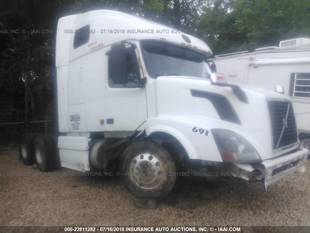 4V4NC9GH28N460244 - 2008 VOLVO VN L WHITE photo 1