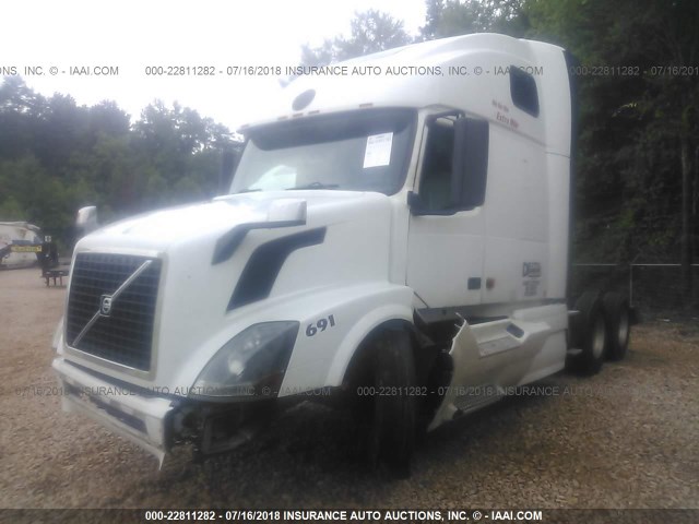 4V4NC9GH28N460244 - 2008 VOLVO VN L WHITE photo 2