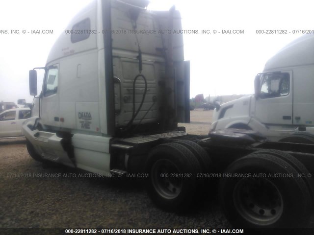 4V4NC9GH28N460244 - 2008 VOLVO VN L WHITE photo 3