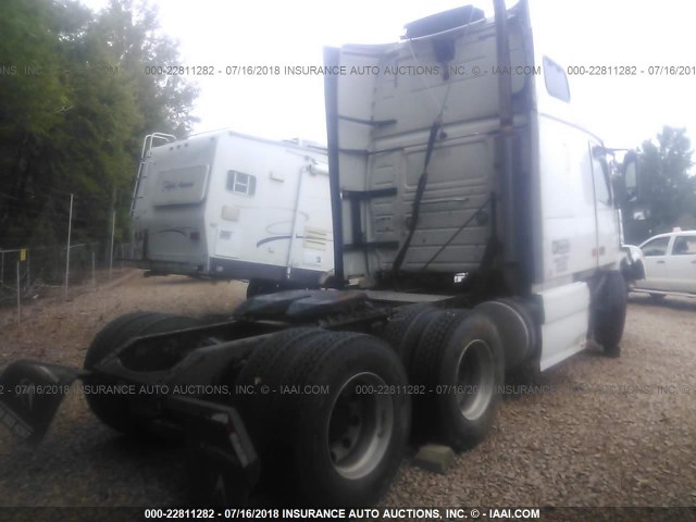 4V4NC9GH28N460244 - 2008 VOLVO VN L WHITE photo 4