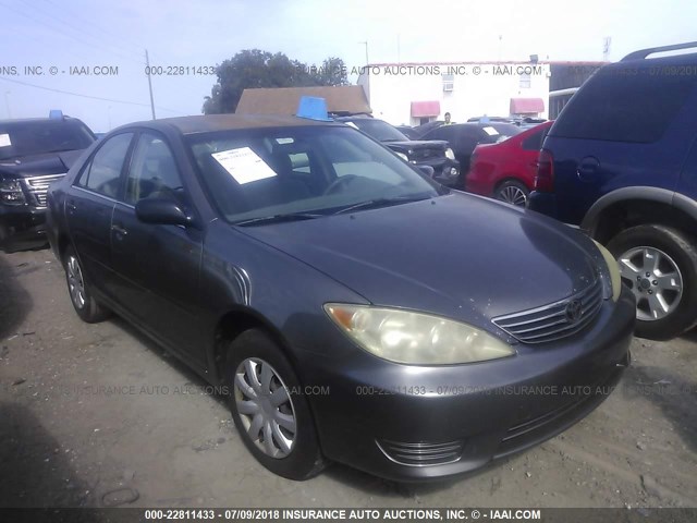 JTDBE32K563055903 - 2006 TOYOTA CAMRY LE/XLE GRAY photo 1