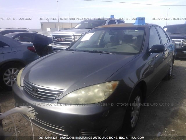 JTDBE32K563055903 - 2006 TOYOTA CAMRY LE/XLE GRAY photo 2