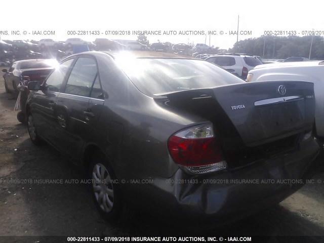 JTDBE32K563055903 - 2006 TOYOTA CAMRY LE/XLE GRAY photo 3