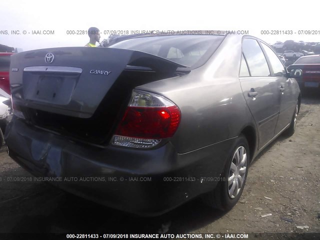 JTDBE32K563055903 - 2006 TOYOTA CAMRY LE/XLE GRAY photo 4