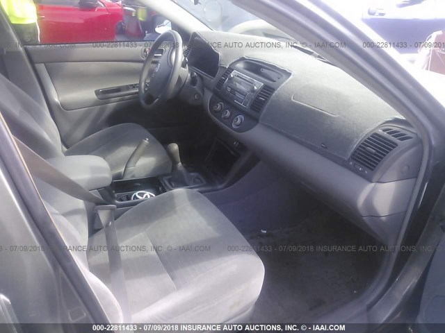 JTDBE32K563055903 - 2006 TOYOTA CAMRY LE/XLE GRAY photo 5