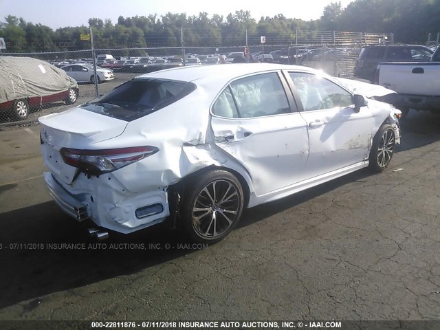 4T1B11HK2JU021861 - 2018 TOYOTA CAMRY L/LE/XLE/SE/XSE WHITE photo 4