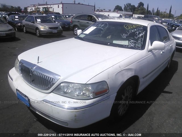 1LNHM81W76Y602215 - 2006 LINCOLN TOWN CAR SIGNATURE WHITE photo 2