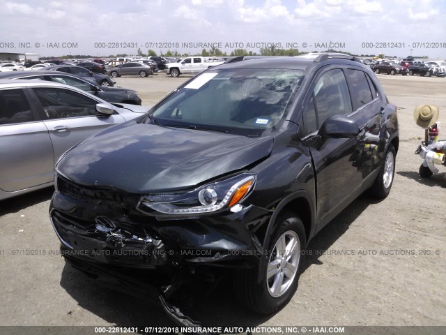 KL7CJLSB4JB581838 - 2018 CHEVROLET TRAX 1LT GRAY photo 2