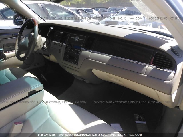 1LNHM83W53Y637862 - 2003 LINCOLN TOWN CAR CARTIER WHITE photo 5