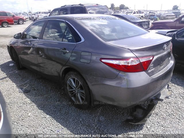 4T1BF1FKXFU046230 - 2015 TOYOTA CAMRY LE/XLE/SE/XSE GRAY photo 3