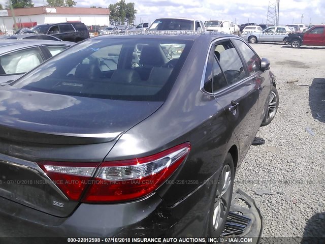 4T1BF1FKXFU046230 - 2015 TOYOTA CAMRY LE/XLE/SE/XSE GRAY photo 4