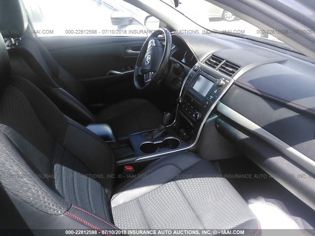 4T1BF1FKXFU046230 - 2015 TOYOTA CAMRY LE/XLE/SE/XSE GRAY photo 5