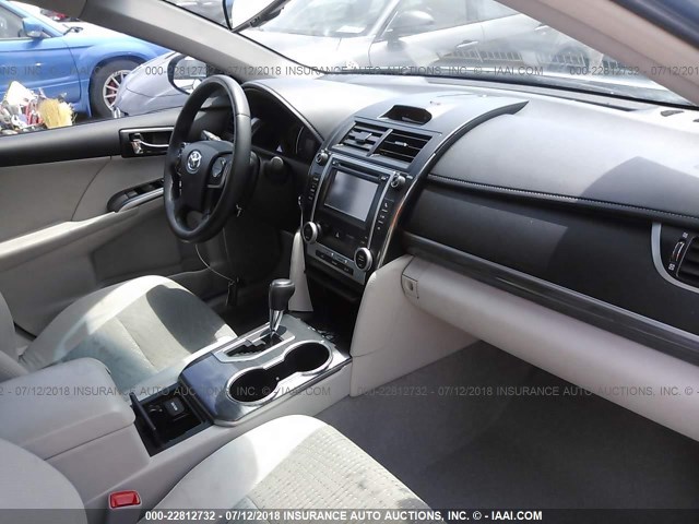 4T1BD1FK0DU097061 - 2013 TOYOTA CAMRY HYBRID/LE/XLE BLUE photo 5