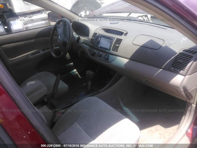JTDBE32K520103010 - 2002 TOYOTA CAMRY LE/XLE/SE წითელი ფოტო 5