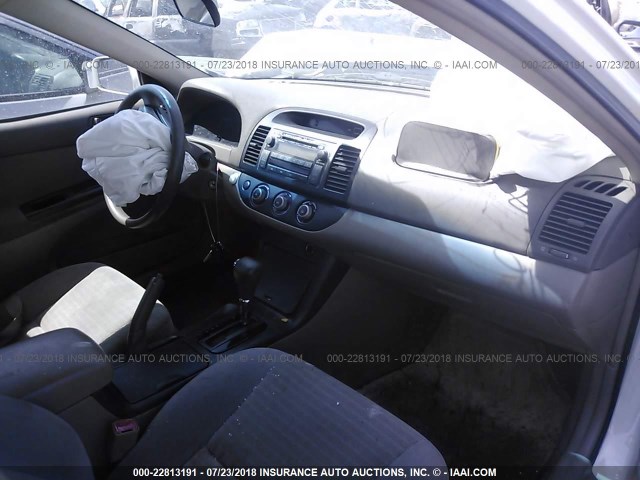 4T1BE32K55U542037 - 2005 TOYOTA CAMRY LE/XLE/SE თეთრი ფოტო 5