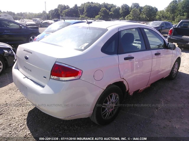 1FAHP3FNXBW113270 - 2011 FORD FOCUS SE WHITE photo 4