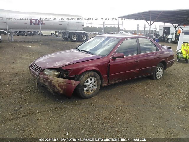 JT2BG22K8W0106261 - 1998 TOYOTA CAMRY CE/LE/XLE მუქწითელი ფოტო 2