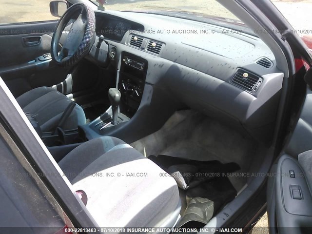 JT2BG22K8W0106261 - 1998 TOYOTA CAMRY CE/LE/XLE მუქწითელი ფოტო 5