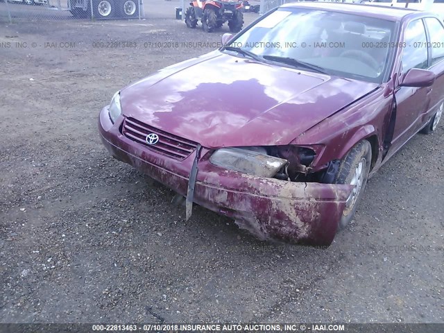 JT2BG22K8W0106261 - 1998 TOYOTA CAMRY CE/LE/XLE მუქწითელი ფოტო 6