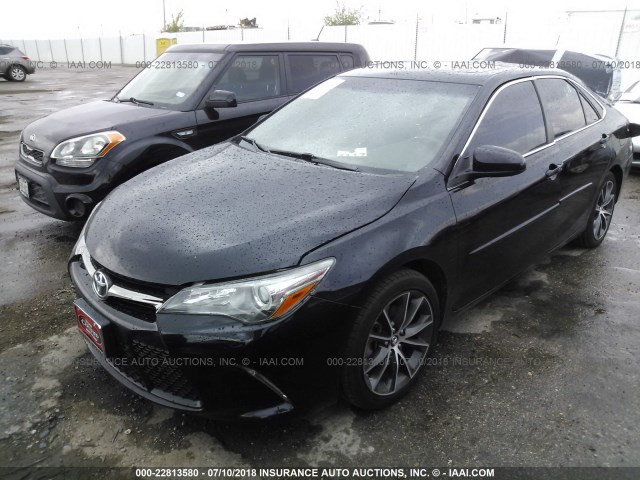 4T1BF1FK8FU986753 - 2015 TOYOTA CAMRY LE/XLE/SE/XSE BLACK photo 2