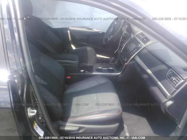 4T1BF1FK9GU545196 - 2016 TOYOTA CAMRY LE/XLE/SE/XSE 黑色 照片 5