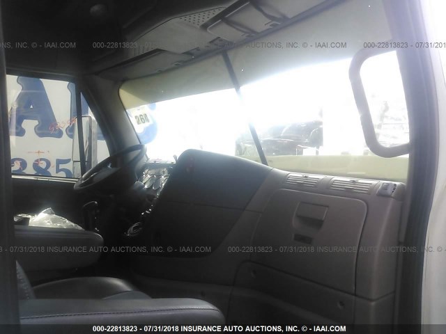 1FUJGLDR8ASAU3612 - 2010 FREIGHTLINER CASCADIA 125  WHITE photo 5