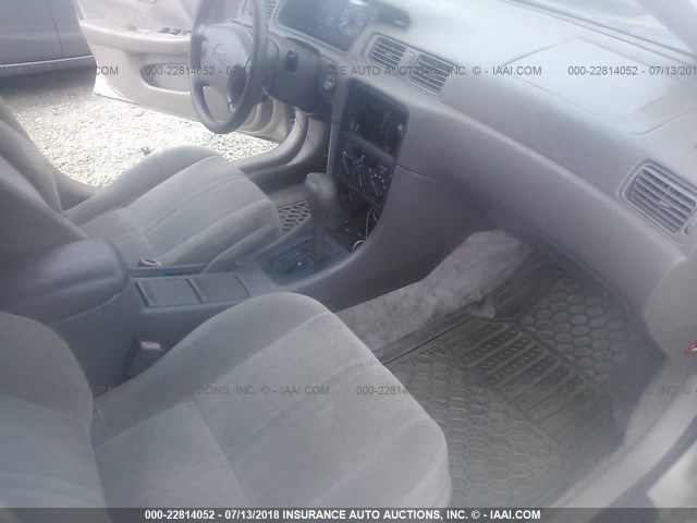 JT2BG22K9V0042116 - 1997 TOYOTA CAMRY LE/XLE GOLD photo 5