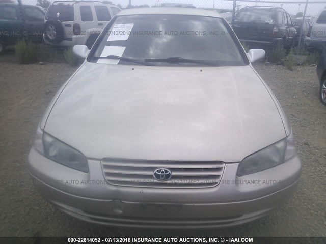JT2BG22K9V0042116 - 1997 TOYOTA CAMRY LE/XLE GOLD photo 6