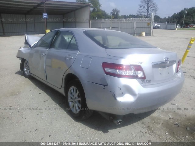 4T1BK3EK3BU127962 - 2011 TOYOTA CAMRY SE/LE/XLE ვერცხლისფერი ფოტო 3