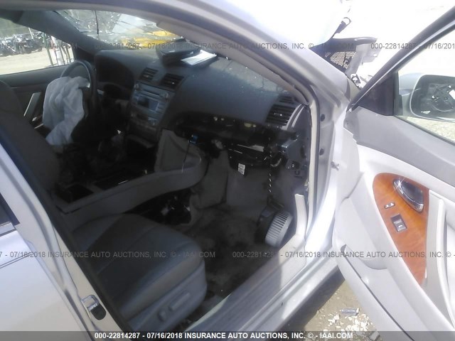 4T1BK3EK3BU127962 - 2011 TOYOTA CAMRY SE/LE/XLE ვერცხლისფერი ფოტო 5