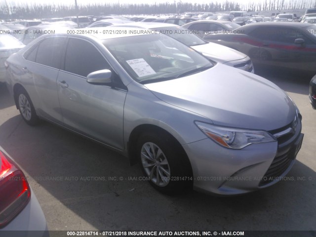 4T1BF1FK0FU037116 - 2015 TOYOTA CAMRY LE/XLE/SE/XSE SILVER photo 1