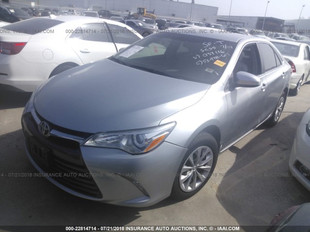 4T1BF1FK0FU037116 - 2015 TOYOTA CAMRY LE/XLE/SE/XSE 银色 照片 2