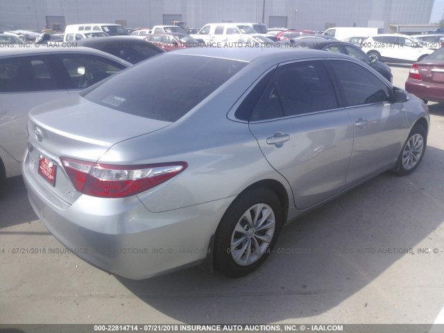 4T1BF1FK0FU037116 - 2015 TOYOTA CAMRY LE/XLE/SE/XSE 银色 照片 4