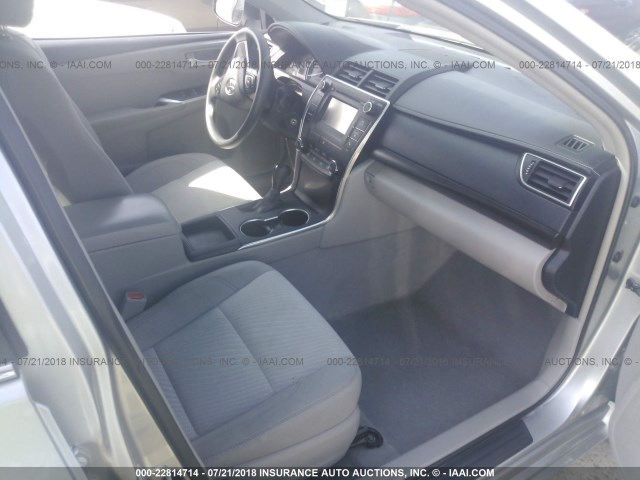 4T1BF1FK0FU037116 - 2015 TOYOTA CAMRY LE/XLE/SE/XSE 银色 照片 5