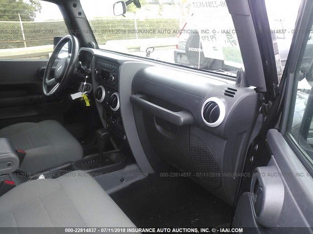 1J4GA59198L586190 - 2008 JEEP WRANGLER UNLIMITE SAHARA BLACK photo 5