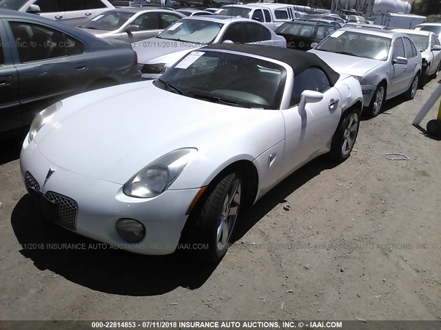 1G2MB35B57Y115300 - 2007 PONTIAC SOLSTICE WHITE photo 2