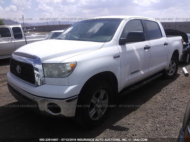 5TBEV54157S456180 - 2007 TOYOTA TUNDRA CREWMAX SR5 WHITE photo 2