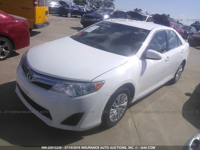 4T1BF1FK5EU846108 - 2014 TOYOTA CAMRY L/SE/LE/XLE 白色 照片 2