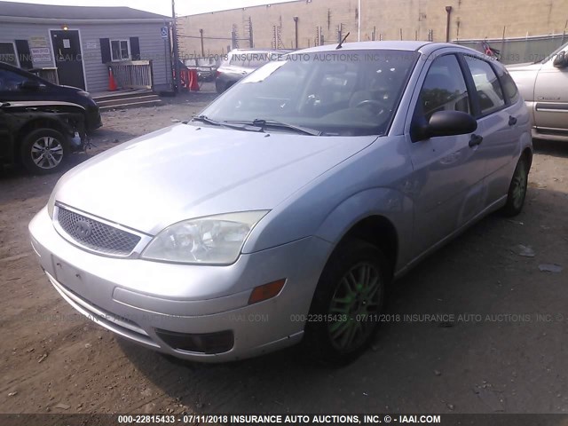 1FAHP37N56W244529 - 2006 FORD FOCUS ZX5 SILVER photo 2