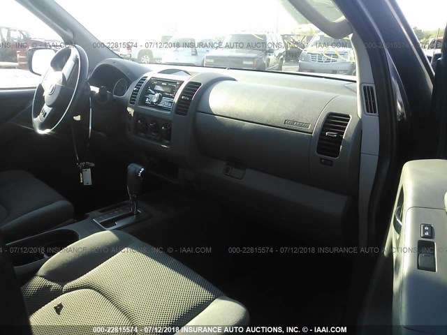 1N6AD07W88C434693 - 2008 NISSAN FRONTIER CREW CAB LE/SE/OFF ROAD GRAY photo 5