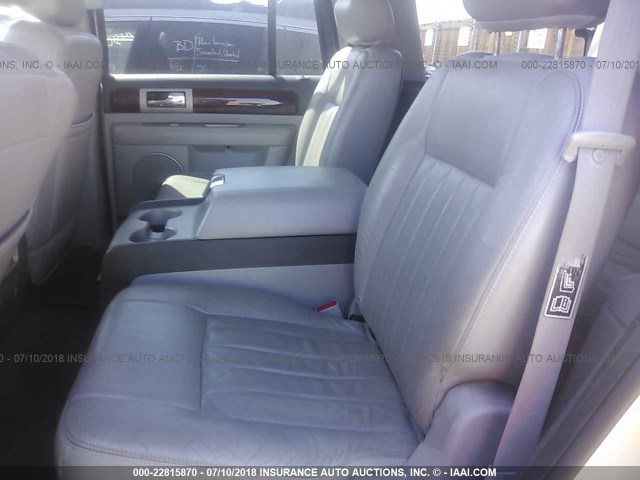 5LMFU28R54LJ05370 - 2004 LINCOLN NAVIGATOR SILVER photo 8